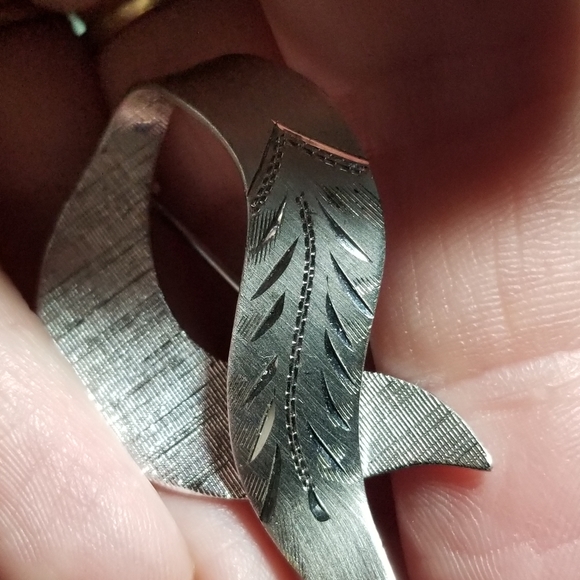 Vintage Theda Sterling Silver brooch loop 925 ribbon engraved textured pin - Picture 12 of 12